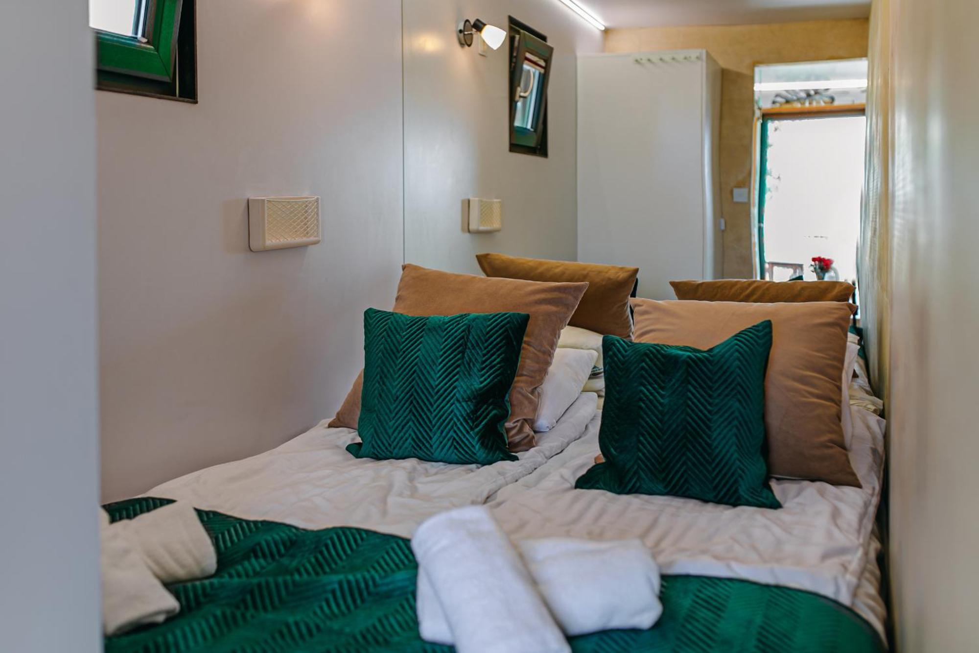 Herbals - Tree&Lake Houses With Bath, Sauna, Bikes, Motorboat Mielno  Rom bilde