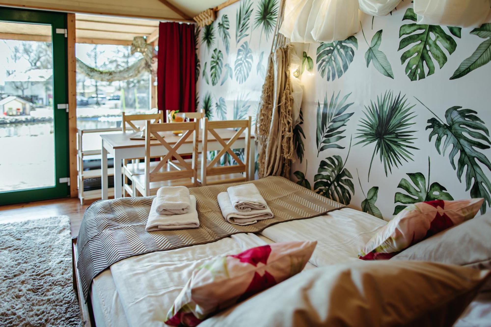 Herbals - Tree&Lake Houses With Bath, Sauna, Bikes, Motorboat Mielno  Rom bilde